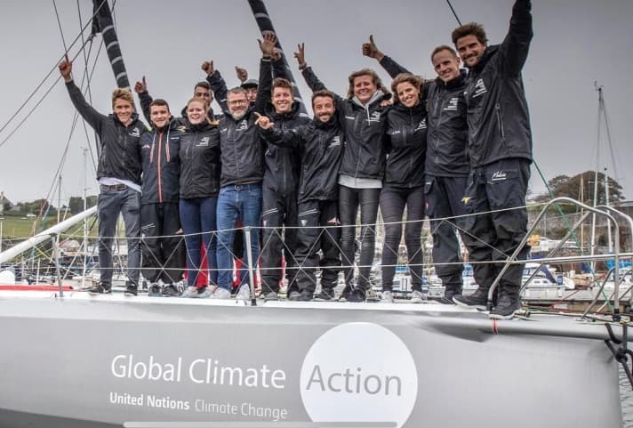   Team Malizia fait la promotion de la lutte contre le changement climatique. Le skipper Boris Herrmann (à droite) et son épouse Birte Lorenzen-Herrmann (4e à partir de la droite) sont les moteurs de la campagne.