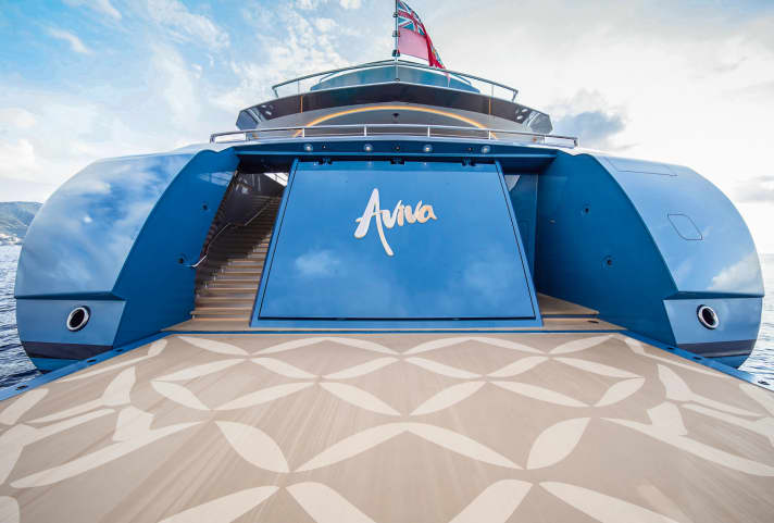 Der „Aviva“-Eigner verzichtete auf Teak zugunsten von ausgefallenen Mustern.