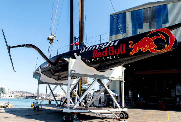 En route vers son élément : le premier AC75 de l'équipe suisse. On y voit la freerunner Hazal Nehir en train de sauter.