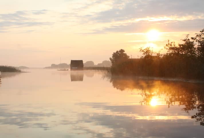   Wasserwandern mit 15-PS-Boot auf der Mecklenburgischen Seenplatte. 