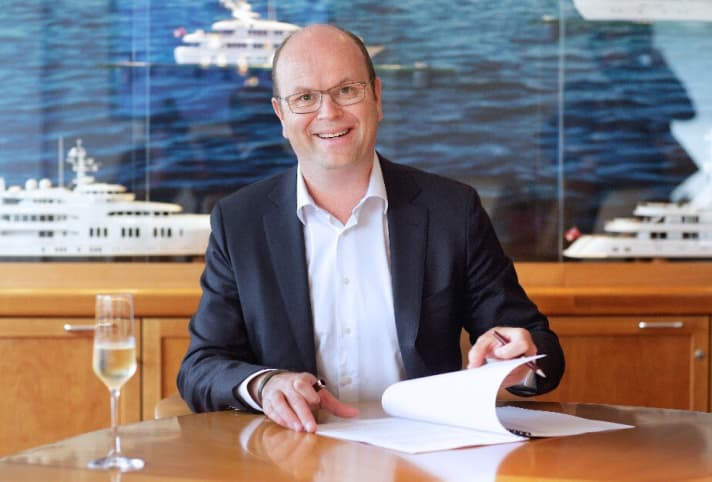 Feadship Director Jan-Bart Verkuyl announced the start of construction of the new shipyard. | t.