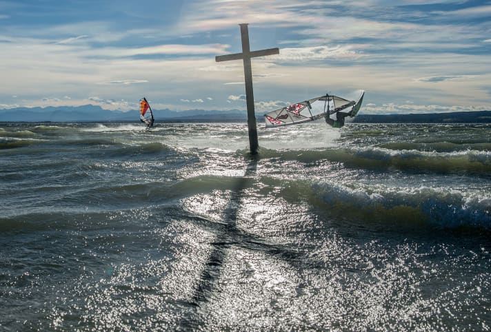 Wenn’s weht, dann ist es grandios. Hier das berühmte Kreuz am Ammersee.