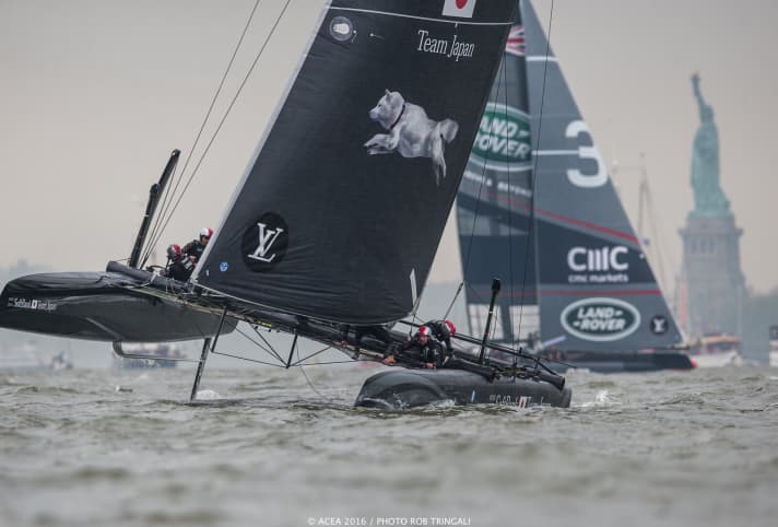   Le SoftBank Team Japan et Land Rover BAR devant la Statue de la Liberté