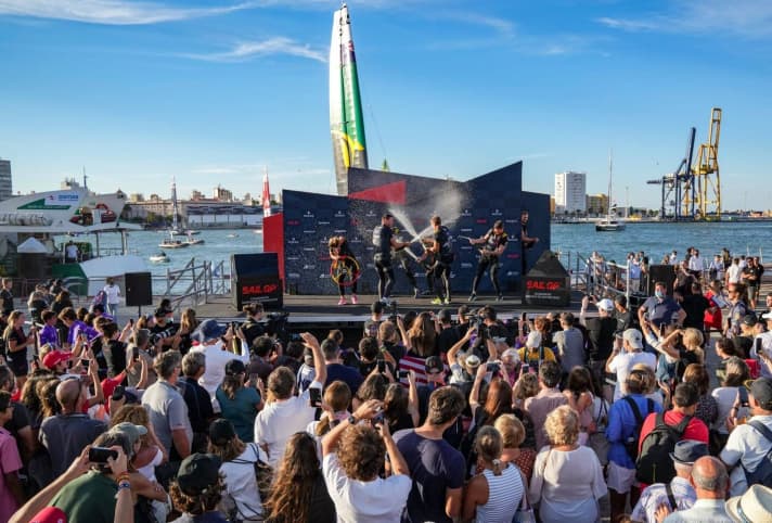 Fête des vainqueurs en grande pompe : Le vainqueur de l'America's Cup, le champion olympique et du monde de la Motte Tom Slingsby et son équipe australienne fêtent leur victoire à Cadix.