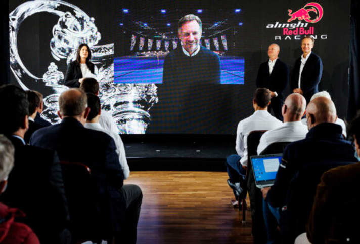   Le patron de l'écurie Red Bull, Christian Horner, était encore de bonne humeur mardi après la célébration de la victoire de son écurie de Formule 1 au championnat du monde le week-end dernier. Il s'est exprimé d'une voix blessée, mais avec sérénité et optimisme sur les projets de la nouvelle équipe de Coupe Alinghi Red Bull Racing