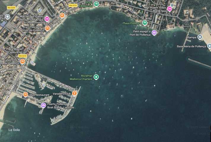 Ankerlieger dicht an dich zwischen La Gola und dem Militärflugplatz auf einem Satellitenbild von Google Maps