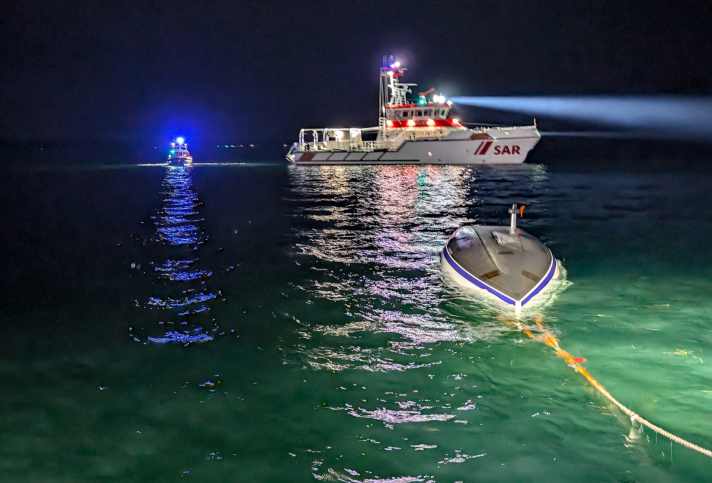 yacht/026-06-28-gewitterboe-lasst-segelboot-kentern-seenotretter-retten-zwei-menschen-aus-der-ostsee_aa9b6816e5523155c5ffe508dd318691