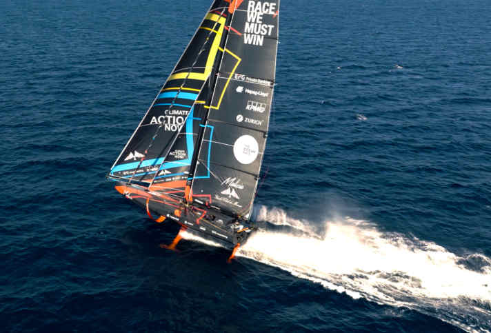 yacht/260712-mlz-imoca-dronestills-ac-still009_9547c01b5f78de6266681868ac3c3bb1