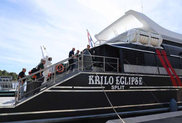 yacht/600915512_59fdec45f88b06be49b877ff4dd4bcf3