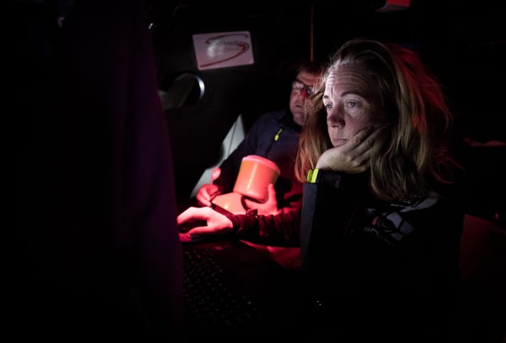   Difficult task for the "Scallywags" David Witt and Libby Greenhalgh. The skipper and his navigator have to think about how they can make up 55 nautical miles in the displacement race on course for Cape Horn. They are currently only in last place in the fleet of seven VO65 yachts