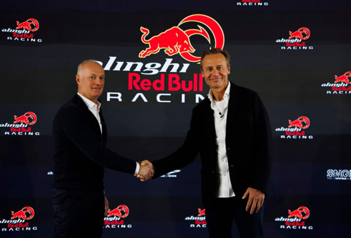   Ernesto Bertarelli, navigateur, fondateur d'Alinghi et propriétaire d'une écurie de course, lors de la conférence de presse et de la poignée de main avec Hans-Peter Steinacher, double champion olympique et membre de Red Bull.