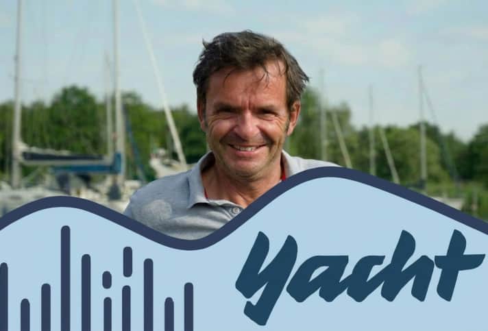 yacht/boote-mit-blauem-yacht-banner-1_c877b8516038054d74e55b9f271db404