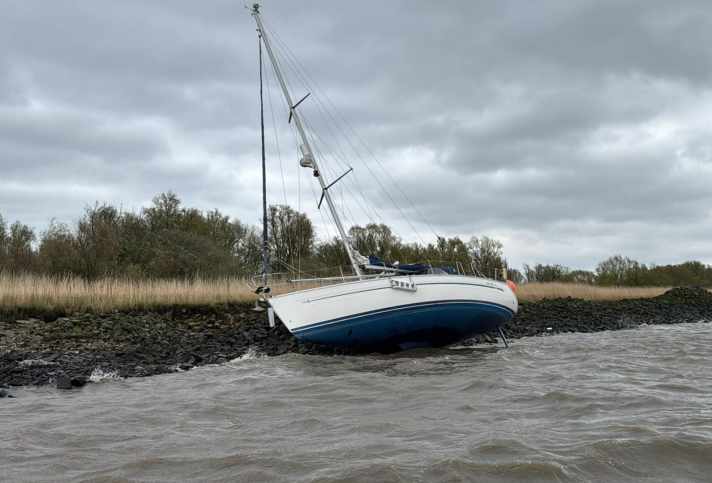 yacht/die-dlrg-drochtersen-rettet-einen-mann-von-einem-segelboot-1293972h_f06ffe247d6d7fdfbf77f0756469929d