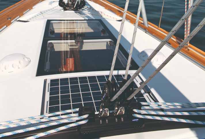 A traveller on the cabin superstructure keeps the cockpit clear, but is very difficult to operate actively