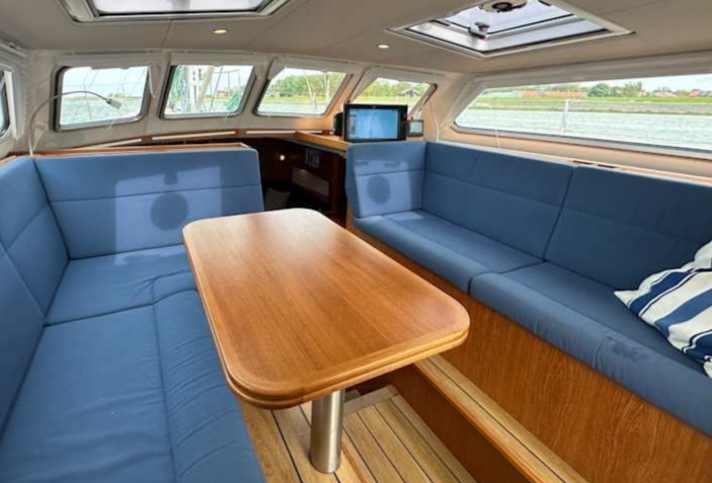 yacht/m-verglast-hier-sitzt-man-bequem-zusammen-mit-mehreren-personen-mit-freier-sicht-nach-draussen_33f438de0ebff79c172bd9ce3671d65b