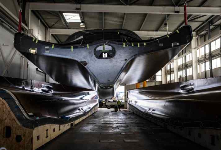 yacht/the-hull-of-the-boat-is-taken-out-of-its-mould-1024x768_3ae4f11b02bf5b6110f64d0f7095ec79