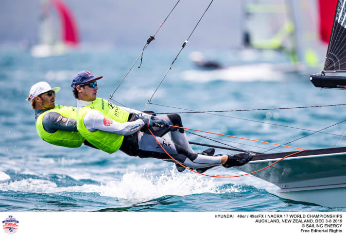   Heil/Plößel secured their third win of the day at this World Championship on the first day of the main round in a direct duel with the top favourites Peter Burling/Blair Tuke, who finished third in the race. Heil/Plößel clearly won the points duel between the two leading teams on Friday with just 13 points compared to the 21 points collected by Burling/Tuke