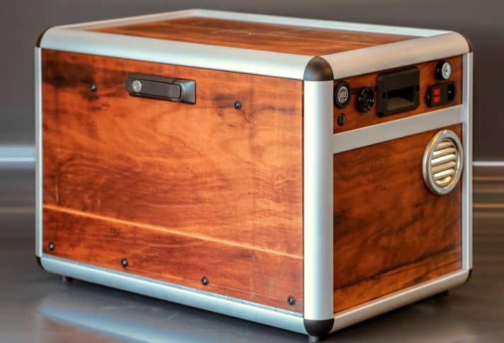 Raclan Box: A pressurised gas-free extinguishing and cooling system floods batteries with an environmentally friendly fluid that cools them down and interrupts thermal runaway.