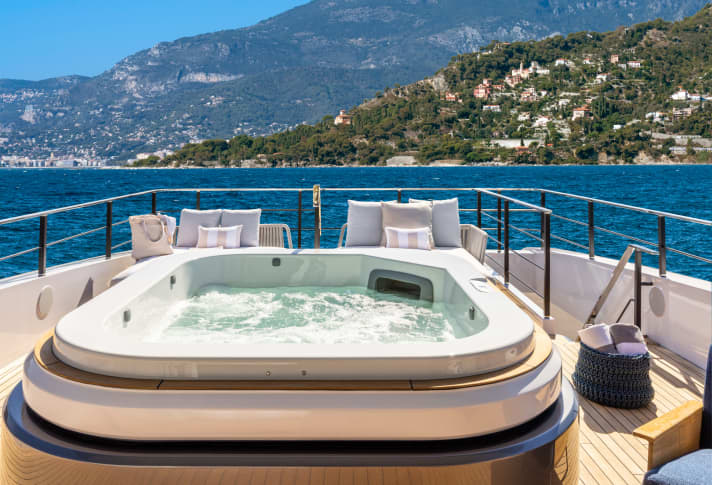 Der Spa-Pool an Bord der Custom Line 140