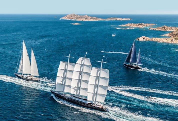 In close contact: "Maltese Falcon", almost under full sail, behind "CAOZ 14" - still. | h.