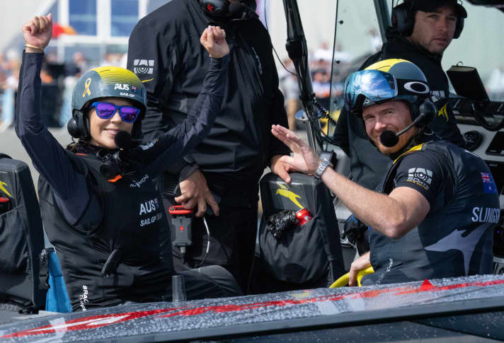 Après la performance sportive de la duchesse de Cambridge lors du SailGP à Plymouth, deux "royaux" ont également anobli le spectacle de voile à Copenhague. La princesse héritière du Danemark, Mary, s'est montrée aussi courageuse que Kate il y a quelques semaines. Ici, Mary exulte après sa victoire dans la "Royal Race" aux côtés du barreur australien Tom Slingsby. Ce dernier aurait certainement préféré atteindre la finale du SailGP de Copenhague, mais il s'est également réjoui de son succès dans la course d'exhibition. Le superman de la voile et la princesse danoise ont battu le prince héritier du Danemark et le mari de Mary, Frederik, ainsi que l'équipe danoise de SailGP présentée par Rockwool dans la course amusante.