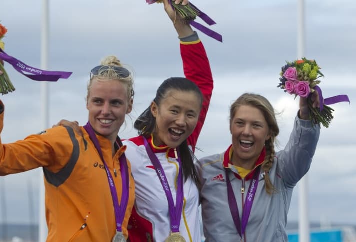   Die Medaillengewinnerinnen im Laser Radial v.l.n.r.: Marit Bouwmester, Lijia Xu und Evi van Acker