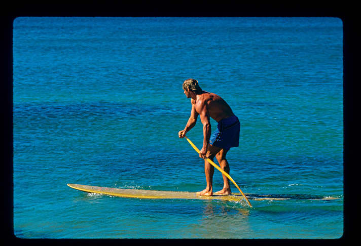 Laird probiert immer wieder neue Wassersportarten: Geburt des SUP 1995 auf Maui, Hawaii.