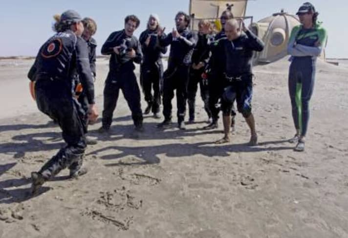   Die vom GPS ausgespuckten Rekord-Zahlen schrieb Larson spiegelverkehrt in den Sand. Die Crew hat's dennoch durchschaut