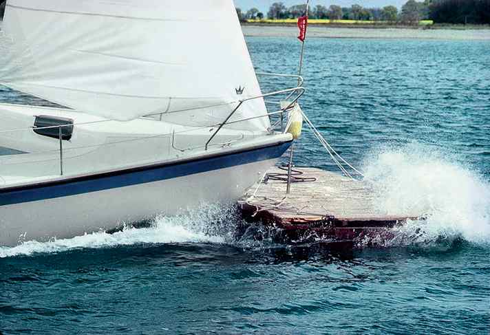 Großer Spaß: gezielte Zerstörungsversuche mit einer 
Dehler 31 vor Damp. Das Boot schwimmt heute noch