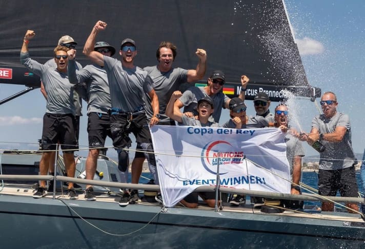  Marcus Brenneckes Crew feiert auf der Club Swan 50 "Hatari" den Sieg bei der 40. Copa del Rey