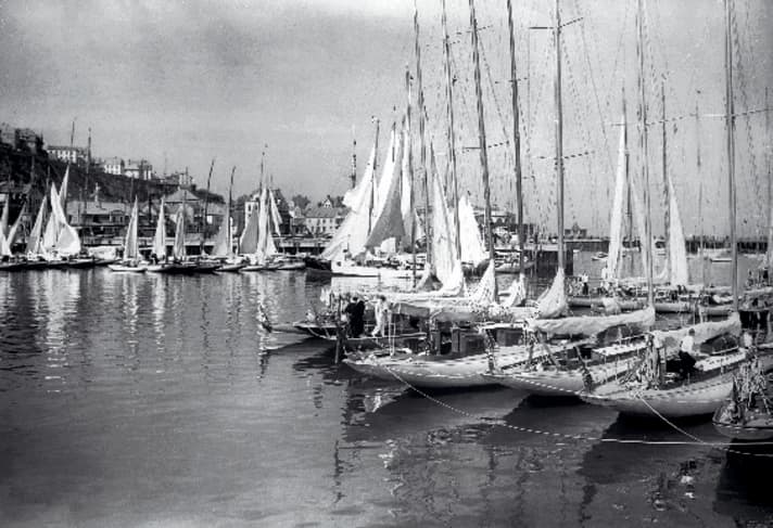 Shortly before the outbreak of war, the navy and air force cruisers dominate the fleet of participating yachts in Heligoland harbour
