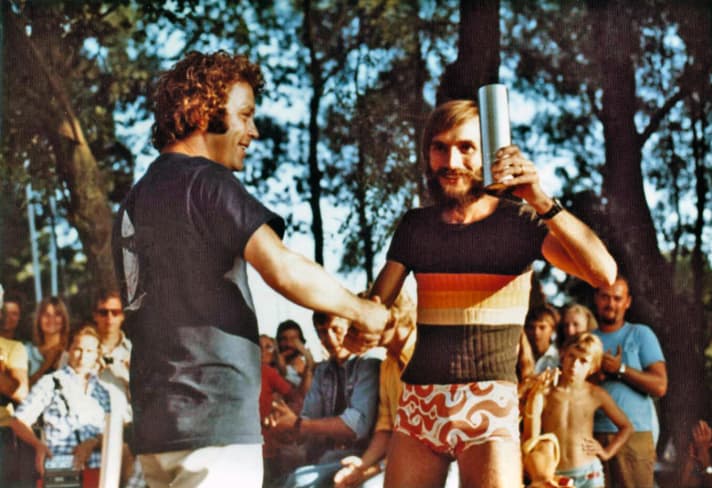 Two big throws - Ernstfried Prade receives the championship trophy for his DM victory in 1973 from Calle Schmidt, who brought the first two windsurfers to Germany in 1972.