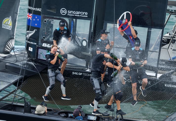 Die Kiwis feiern ihren Sieg beim SailGP in Singapur