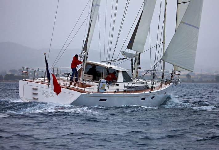   Pont ouvert au lieu de capote de descente, gréement en ketch, 30 tonnes de matériel : le bateau amiral d'Amel
