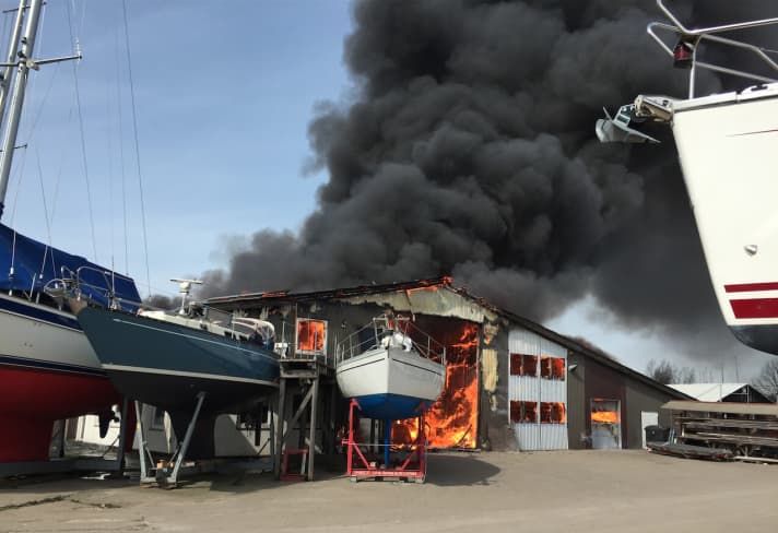   Die Flammen über der Halle waren kilometerweit sichtbar