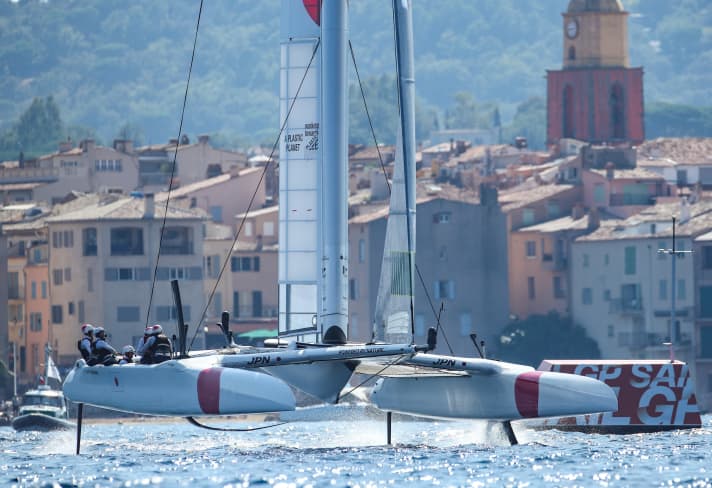 Les vainqueurs japonais devant un parterre de personnalités à Saint-Tropez