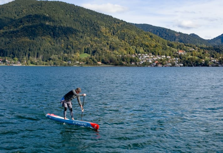 SUP-Test am Tegernsee: Das Board liegt mit ganzer Länge im Wasser - für gute Flachwassereignung.