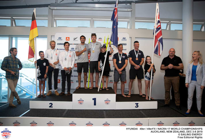   La cérémonie de remise des prix avec les trois meilleurs équipages de 49er et les enfants de la voile néo-zélandais