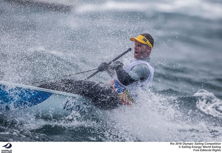   Hard work on the Copacabana outdoor track: 43-year-old Robert Scheidt fights for his sixth Olympic medal