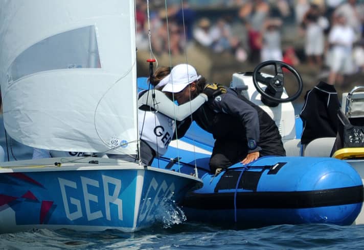   Kathrin Kadelbach ringrazia la sua allenatrice Ruslana Taran dopo la finale