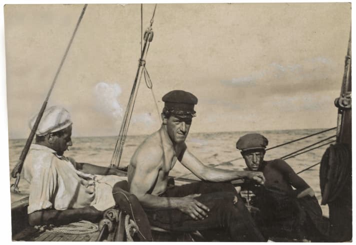 Franz Plunder an der Pinne, links Josef Einsle, rechts Fred Jochum, fotografiert von Josef Ledergerber