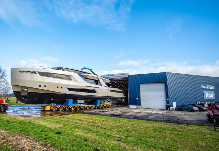 Ausdocken: Die X-Treme 105 auf dem Weg zum Kai. X-Treme Yachts ist eine Marke der niederländischen Holterman-Werft. | t.