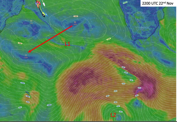   Abbildung 2: Luftdruck und Wind am Montag 2200 UTC. Tief L1 flacht ab und wird am Dienstagmorgen verschwunden sein. L2 im Süden bewegt sich schnell nach Westen und komprimiert das Sankt-Helena-Hoch im Norden. Sobald L2 weggezogen ist, wird sich das Hoch gen Westen verlagern    