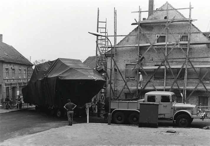Land transport of a KTS from Rechlin to the Peene shipyard in Wolgast