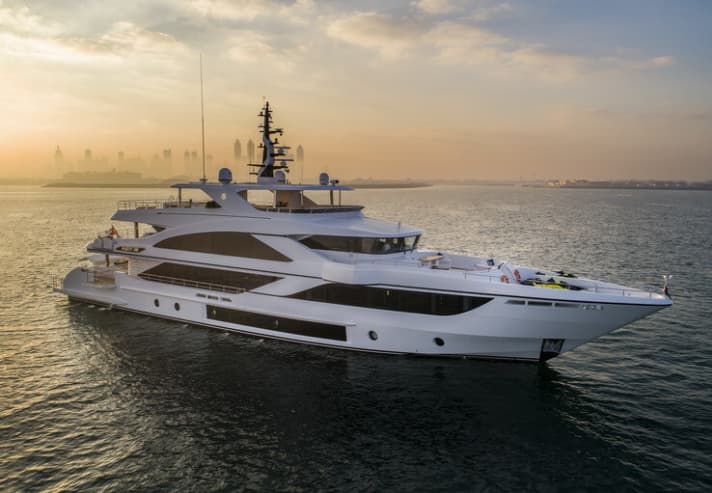 Majesty 140: Wie alle Superyachten von Gulf Craft wird der 43,10 Meter lange Dreidecker aus GFK in den VAE gefertigt. | t.