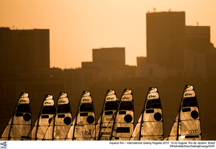   Fotokunst von Pedro Martinez: die 49er vor Rios Kulisse