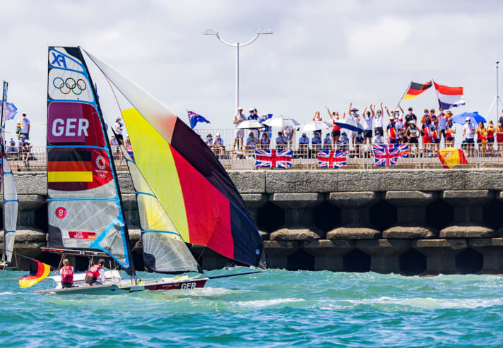   Un beau souvenir de la parade d'argent de Tina Lutz et Susann Beucke après la course aux médailles : le German Sailing Team avait encouragé le duo de 49erFX tout au long de la course.