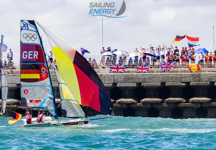   Les photographes de Sailing Energy ont toujours l'œil pour les bonnes ambiances : ici, Tina Lutz et Susann Beucke fêtent leur médaille d'argent en 49erFX avec leurs coéquipiers à terre qui les ont encouragées.