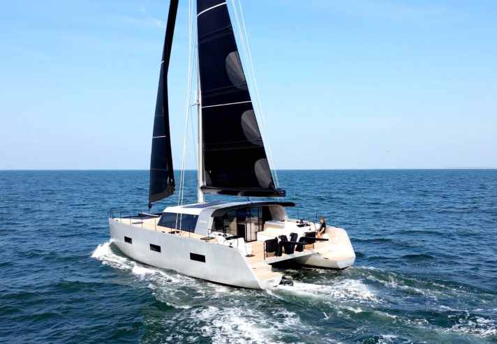 Vaan R5: lunghezza scafo 14,94 m, larghezza 7,99 m, a partire da 1.770.050 euro