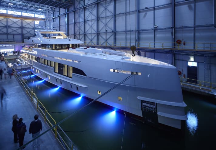 Light show: HOME created a festive ambience and party atmosphere at the launch party in the Heesen dry dock thanks to underwater lighting. | g.